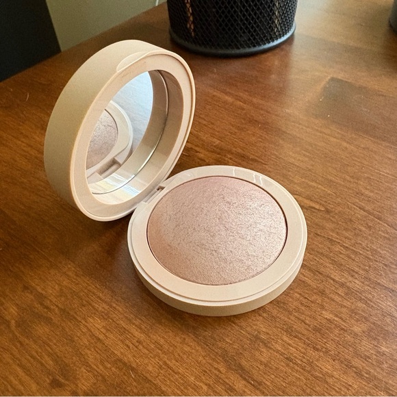 EM Cosmetics Heaven’s Glow Elysium and Rocco and Seraphine Cosmetics Marshmallow - Picture 7 of 9